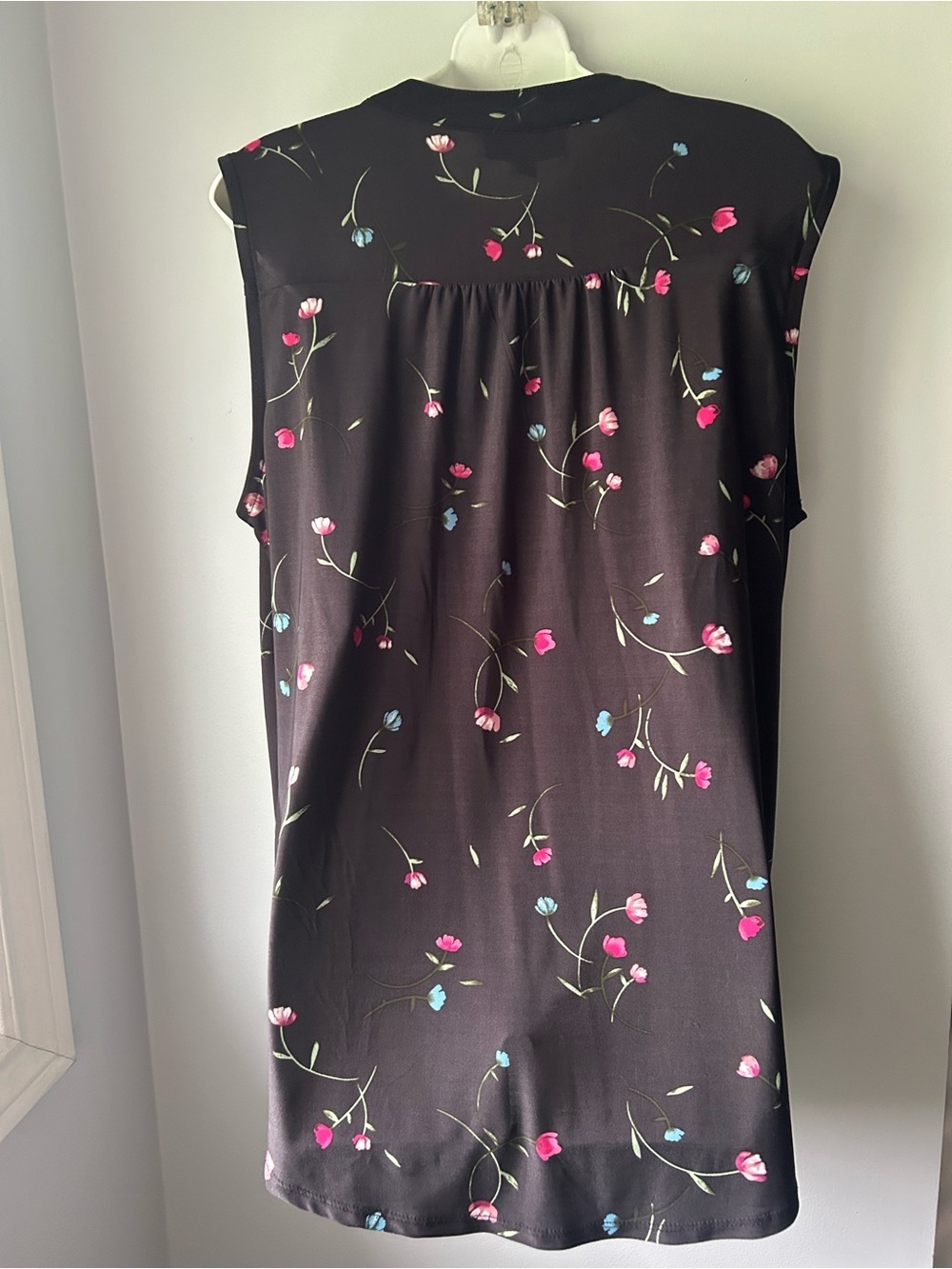 Sleeveless Black Floral Popover Blouse with Button Placket - Picture 5 of 11
